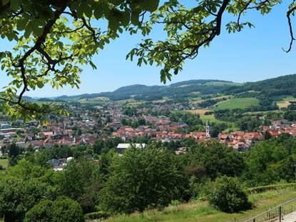 Alemannenweg Schloss Reichenberg: Blick von der Terrasse auf den Ort Reichelsheim