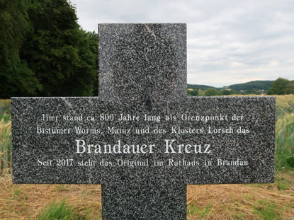 Alemannenweg Brandauer Kreuz, ein Ersatzkreuz aus Granit