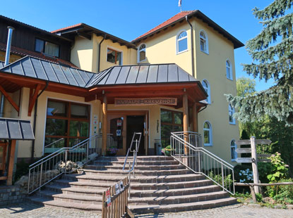 Alemannenweg Kuralpe. Eingang zum Hotel und Restaurant