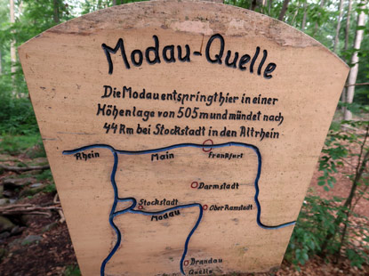 Alemannenweg an dr Modauquelle: Ein Schild erklrt den Verkauf des Flusses von der Quelle bis zur Mndung