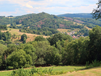 Alemannenweg Blick von der Terrasse des Waldgasthauses Am Borstein ins Lautertal