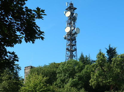 Alemannenweg: Felsberg mit Funkanlageubnd Ohlyturm  auf dem Felsberg