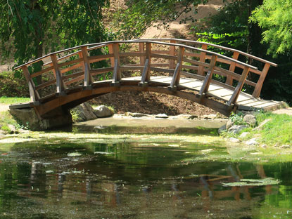 Alemannenweg Frstenlager Holzbrcke ber den Fischteich