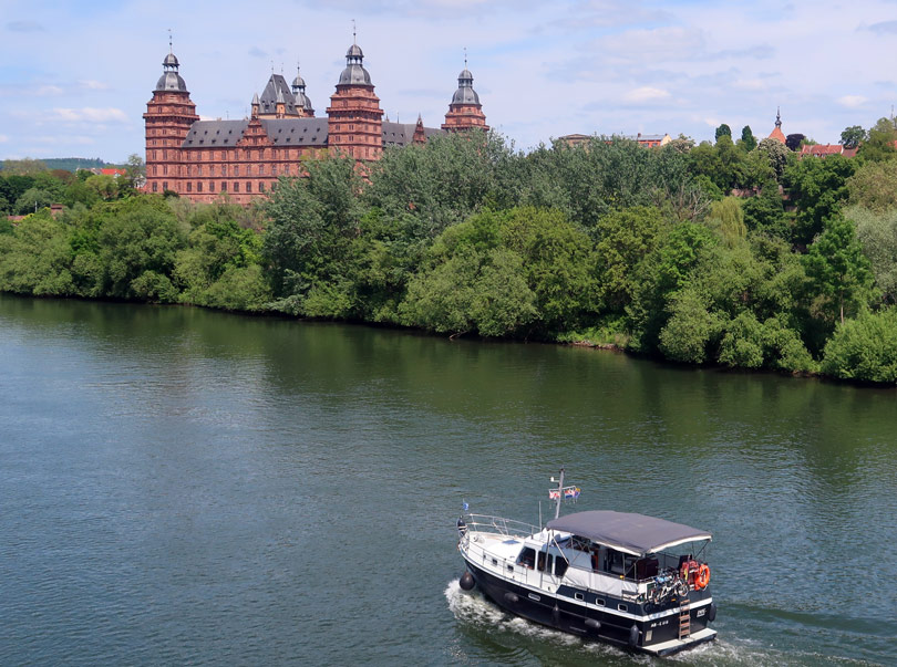 Blick von der Willigisbrcke auf das Schloss Johanisburg in Aschaffenburg