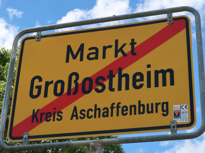 Ortsschild am Weg aus deer Stadt Groostheim