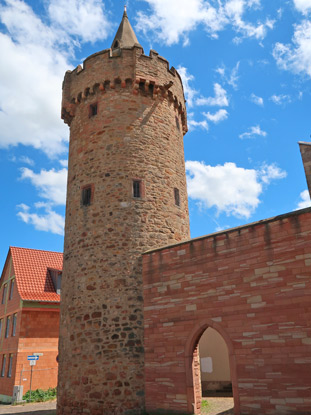Derr 28 m hohe Spitzer Turm in Groostheim