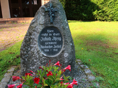 Grab vom Raubacher Jockel auf dem Gemeindefriedhof von Raubach