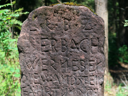 Verbotsstein, ein Verkehrszeichen weist die Fuhrleute bei Strafe darauf hin, einen Radschuh zu verwenden