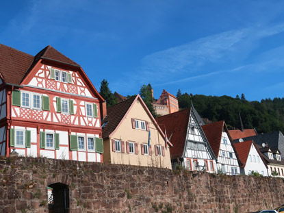 Stadtmauer mit Fachwerkhuser in Hirschhorn
