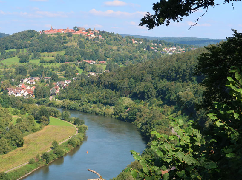 Blick von der Bocksberghtte in das Neckartal und zur Festung Dilsberg