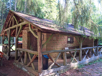 Waldhterhuschen am "Steinernen Tisch" im Odenwald