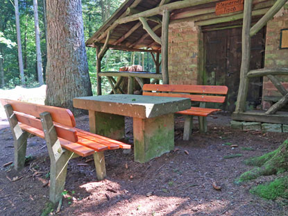 Steinerner  Tiisch, eine Wegkreuzung i, Odenwald bei Mckenloch