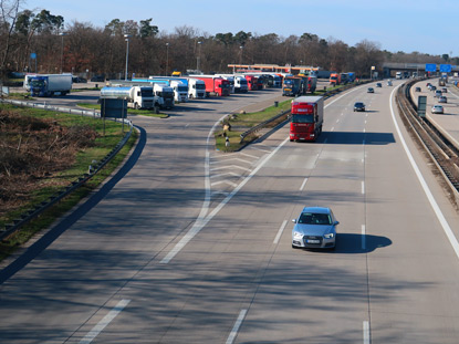 Pumpwerkweg berquert die BAB 6 bei der Raststtte am Hockenheimring