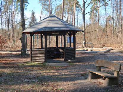 Spielpavillon an der Kreuzung Ketscher Weg mit dem Pumpwerkweg im Schwetziunger Hardt