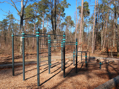 Spielplatz hinter dem Spielpavillon im Schwetzinger Wald