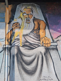 Zeus, Herrcher des Olypm blickt von einer Hauswand in Nuloch