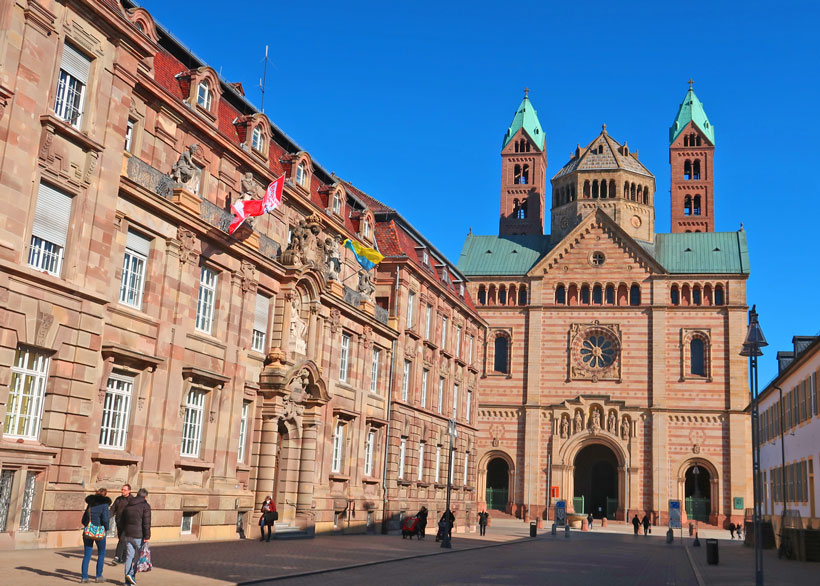 Das Rathaus und der berhmte Dom von Speyer