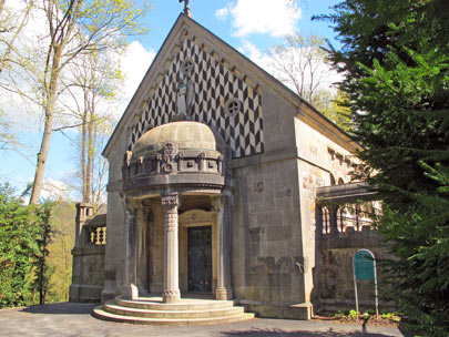 Odenwald Bltenweg: Das im Jugendstil errichtete Mausoleum im Weinheimer Schlosspark, ist die Grabsttte der Familie Berckheim. Seit der letzten Beerdigung 1984 ist das Mausoleum geschlossen.