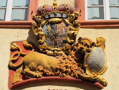 Bltenweg: Wappen am Deutschordenshaus in Weinheim