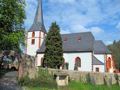Odenwald: Der Bltenweg geht vorbei an der evangelischen Bergkirche von Auerbach (erbaut im 13. Jh.)