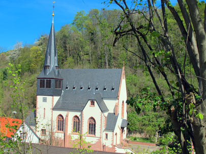 Bltenweg Odenwald: Die Wallfahrtkirche St. Michael in Hambach. In einer Seitenkapelle steht das Gnadenbild "Maria, Helferin der Christen" von 1747
