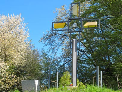 Bltenweg Odenwald: Heilig-Jahr-Kreuz an der Hubenhecke  [Das Kreuz wurde im Jahr 2001 anlsslich der 1250-Jahrfeier von Heppenheim im modernen Stil errichtet. ]