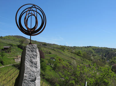 Bltenweg bei Hambach: Skulptur Kreislufe des Lebens [Die Skulptur "Le Cycle" stammt vom Knstler Wolfgang Vlker.