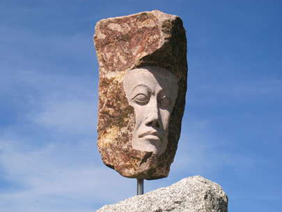 Bltenweg Odenwald: Skulptur Steinkopf auf dem Steinkopf  Die Skulptur stammt vom Bildhauer Martin Hintenlang.] 