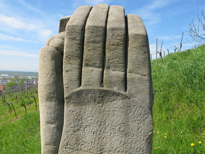 Bltenweg Odenwald: Skulptur: Der Wchter der Reben (Custode die Vigneti) stammt vom Knstler Richard Lulay aus Heppenheim]