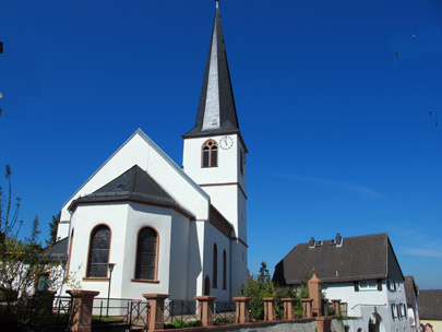 Odenwald Wanderung Bltenweg:  In Alsbach passiert man die ev. Kirche