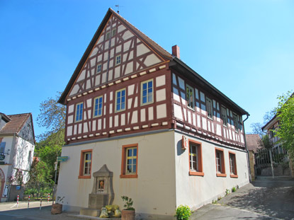 Odenwald Wanderung Bergstrae: Das "Alte Rathaus" von Jugenheim wurde um 1556 erbaut