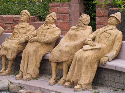 Odenwald Wanderung: Bltenweg Persnlichkeiten von Seeheim treffen sich an einem Brunnen im "Schulpdchen"