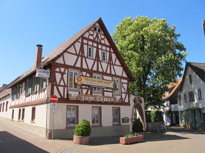 Bltenweg Wanderung Odenwald: Seeheim Fachwerkhaus "Zum Lwen" am Sebastiansmarkt  