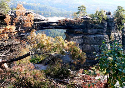 Das Pravčisck brna (Prebischtor) in der Bhmischen Schweiz ist eine Natursteinbrcke mit einer Spanne von 30 m. 