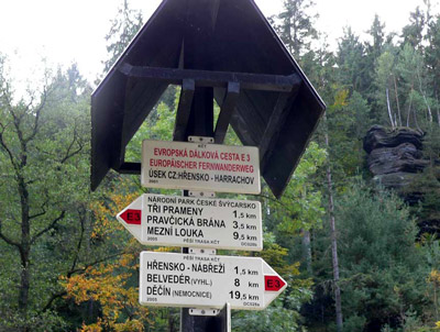 Gleich hinter dem Ort Hřensko (Herrnskretschen) wird in Tschechien der Europische Bergwanderweg E3 angezeigt