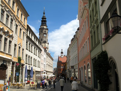 Blick vom Obermarkt in Grlitz in Richtung Untermarkt.  Iim Hintergrund Rathausturm und der Schnhof 