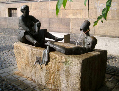 Brunnen mit Zecherpaar auf dem Klosterplatz in Grlitz.