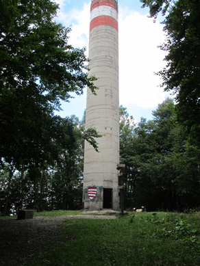 Auf dem 938 m hohen Csvnyos, dem hchsten Berg des Brzsny-Gebirges, steht dieser Aussichtsturm