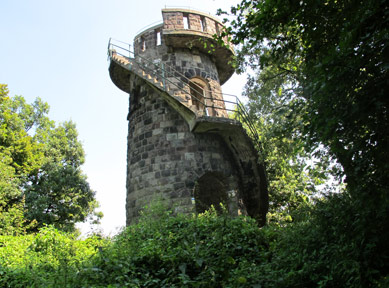 Vom  Aussichtsturm Hegyes-tet erblickt man die Donau und die beiden Stdte Nagymaros und Visegrd   