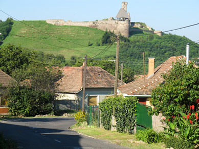 Die grte Sehenswrdigkeit von Ngrd  ist die Hochburg.  1685 verwstete ein Blitzschlag den Pulverturm, und der damalige Besitzer riss die erhaltenen Teile nieder