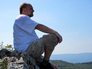 Felix am Berg Vihar-hegy blickt auf den Budapester Stadtteil Szphalom 