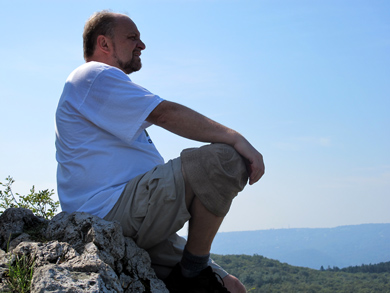 Felix am Berg Vihar-hegy blickt auf den Budapester Stadtteil Szphalom 