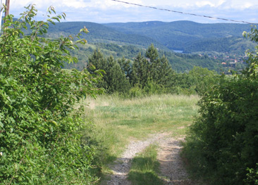 Von Mlyinka hat man einen schnen Blick zurck auf den Stausee Lzbrci-T und das Aggtelek-Gebirge