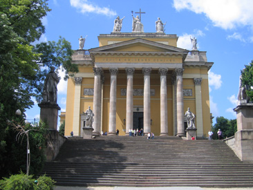 Die Basilika von Eger(Erlau) wurde in nur 5 Jahren gebaut. Die 3 Statuen auf dem Giebel verkrpern die Tugenden Glaube, Hoffnung und Liebe