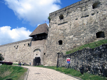 Ein gepflasterter Weg fhrt in Eger hinauf zur Egri Vr (Burg Erlau). Die mchtige Festungsanlage wurde im 18. Jh. von den Habsburgern gesprengt