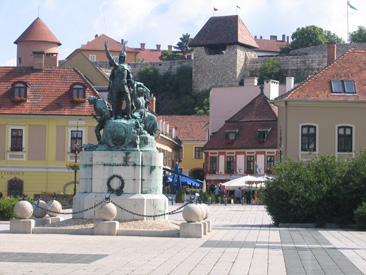 In Eger am Dob Istvn tr ist der Held der Verteidiger gegen die Osmanen, der Hauptmann Dob, abgebildet. 2.000 Verteidiger konnten den Angriff von 40.000 Osmanen abwehren.