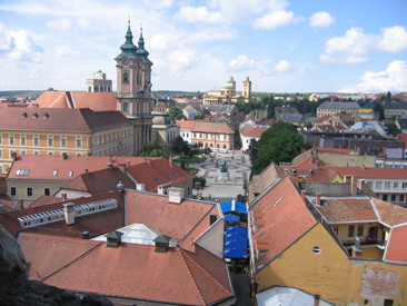 Blick von der Burg auf die Innenstadt von Eger. Links im Hintergrund ist die Minoritenkirche am Dob Istvn tr zu sehen.
