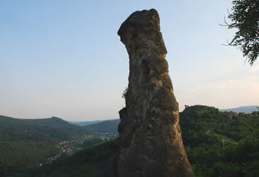 Die Bart s Apca sziklk Felsen vor dem Ort Sirok