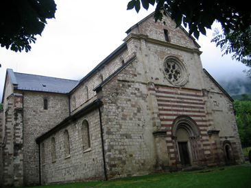 Oberhalb von Blaptfalva sieht man noch eine Zisterzienserkirche aus dem 13. Jh. Von dem frheren Kloster sind nur noch Ruinen erhalten