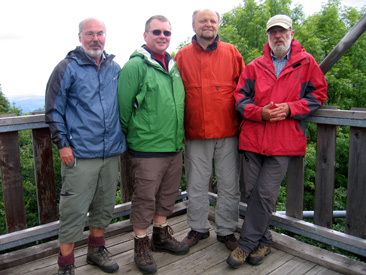 Auf dem Aussichtsturm Petfi Kilt bei Bnkt im Bkk-Gebirge: Harald, Dirk, Felix, Klaus